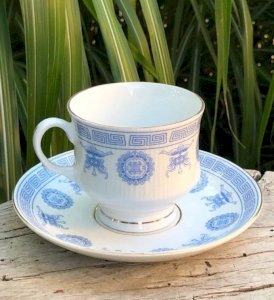 Tasse et soucoupe blanches et bleues en porcelaine Fine Bone Tibet