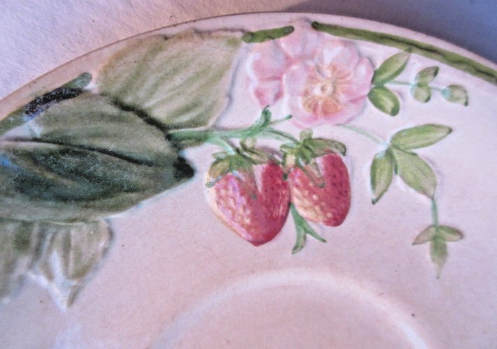 Tasse et soucoupe en barbotine, céramique de Choisy le Roi: Les fraises
