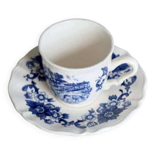 Tasse et soucoupe vintage Sarreguemines en faïence blanche à décor floral bleu