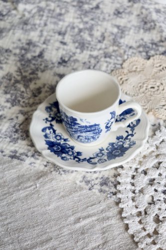 Tasse et soucoupe vintage Sarreguemines en faïence blanche à décor floral bleu