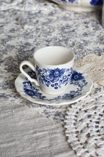 Tasse et soucoupe vintage Sarreguemines en faïence blanche à décor floral bleu
