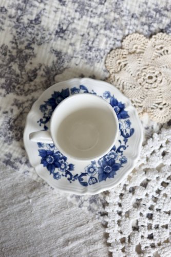 Tasse et soucoupe vintage Sarreguemines en faïence blanche à décor floral bleu