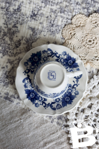 Tasse et soucoupe vintage Sarreguemines en faïence blanche à décor floral bleu