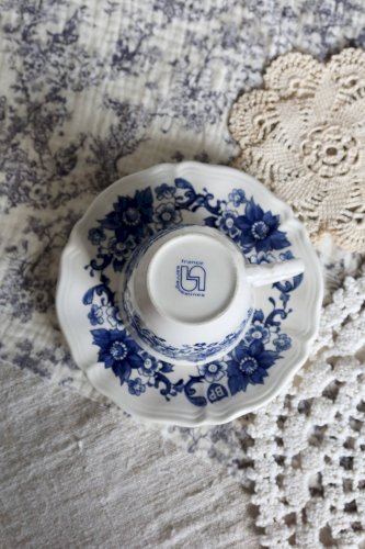 Tasse et soucoupe vintage Sarreguemines en faïence blanche à décor floral bleu