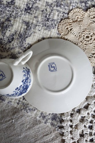 Tasse et soucoupe vintage Sarreguemines en faïence blanche à décor floral bleu