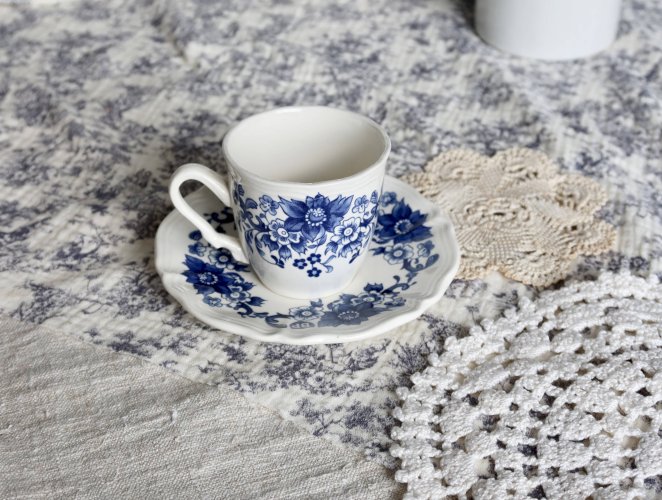 Tasse et soucoupe vintage Sarreguemines en faïence blanche à décor floral bleu