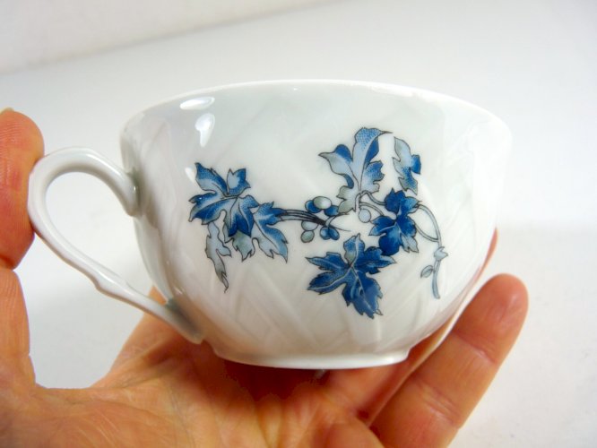 Tasse et sous-tasse porcelaine Limoges Bernardaud modèle Saint Saëns signées