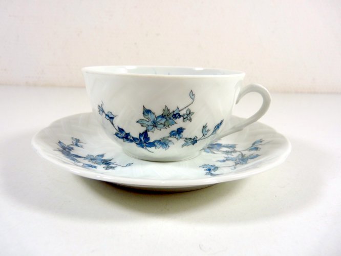 Tasse et sous-tasse porcelaine Limoges Bernardaud modèle Saint Saëns signées