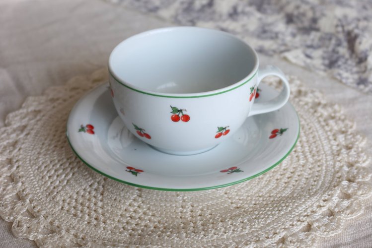 Tasse et sous-tasse vintage en porcelaine - Motif cerises