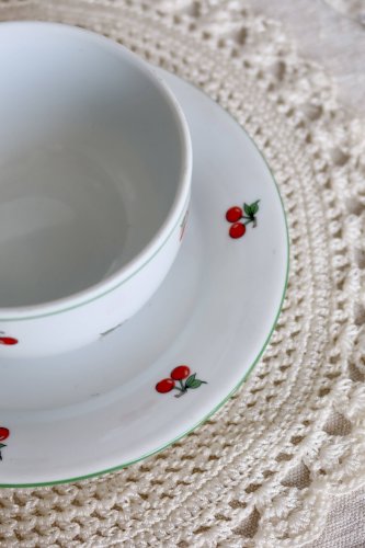 Tasse et sous-tasse vintage en porcelaine - Motif cerises