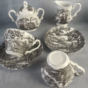 Tasse soucoupe + pot à lait + sucrier MYOTT England décor The hunter Le chasseur