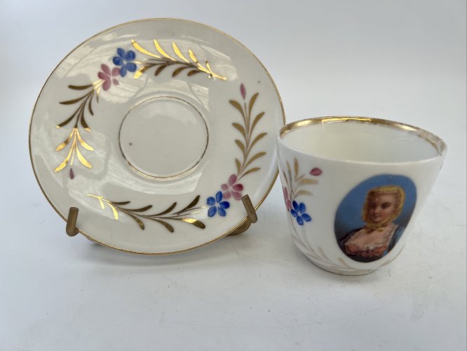 Tasse & sous-tasse Porcelaine de Paris – Décor fleuri & portrait féminin XIXe