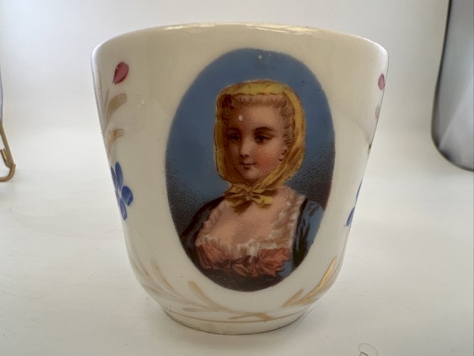Tasse & sous-tasse Porcelaine de Paris – Décor fleuri & portrait féminin XIXe