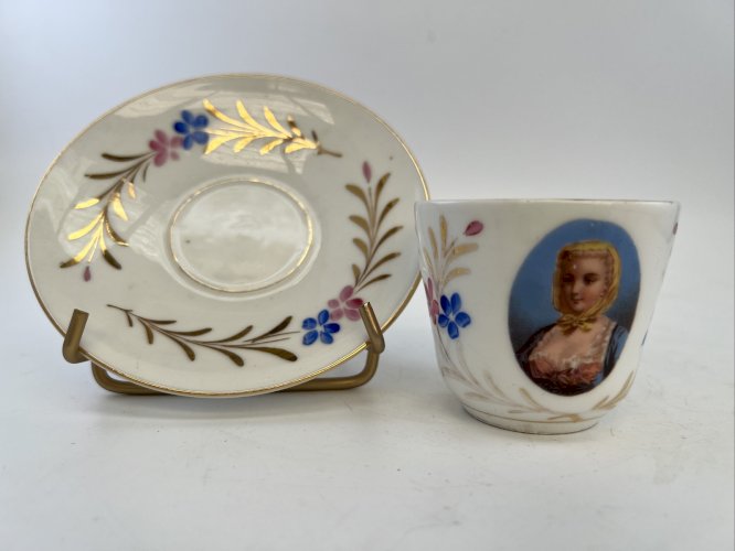 Tasse & sous-tasse Porcelaine de Paris – Décor fleuri & portrait féminin XIXe