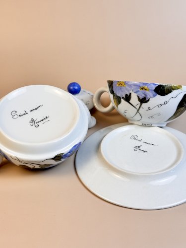 Tasse-théière individuelle en porcelaine peinte à la main – Signée "Annie"