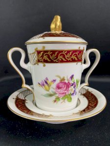 Tasse trembleuse couverte porcelaine de Limoges style Régence décor floral peint