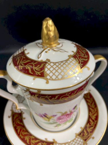 Tasse trembleuse couverte porcelaine de Limoges style Régence décor floral peint