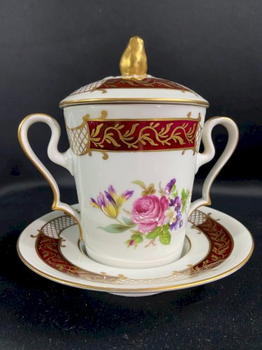 Tasse trembleuse couverte porcelaine de Limoges style Régence décor floral peint