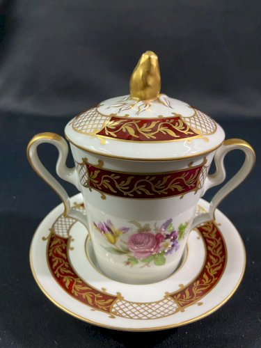 Tasse trembleuse couverte porcelaine de Limoges style Régence décor floral peint