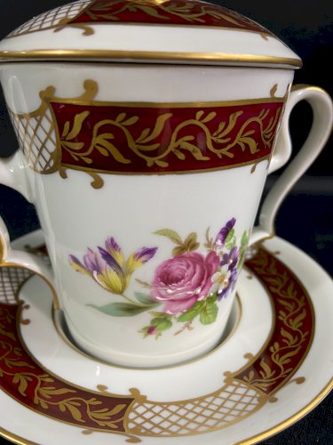 Tasse trembleuse couverte porcelaine de Limoges style Régence décor floral peint