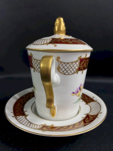 Tasse trembleuse couverte porcelaine de Limoges style Régence décor floral peint