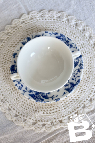 Tasse vintage double anses & sous-tasse – Royal Tudor “Bouquet” bleu