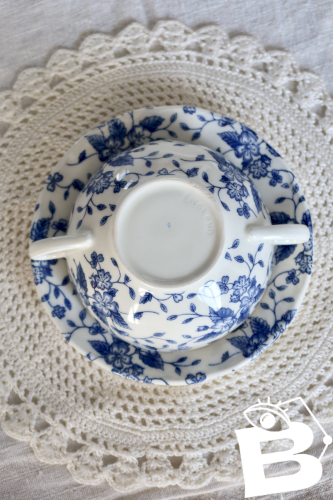 Tasse vintage double anses & sous-tasse – Royal Tudor “Bouquet” bleu