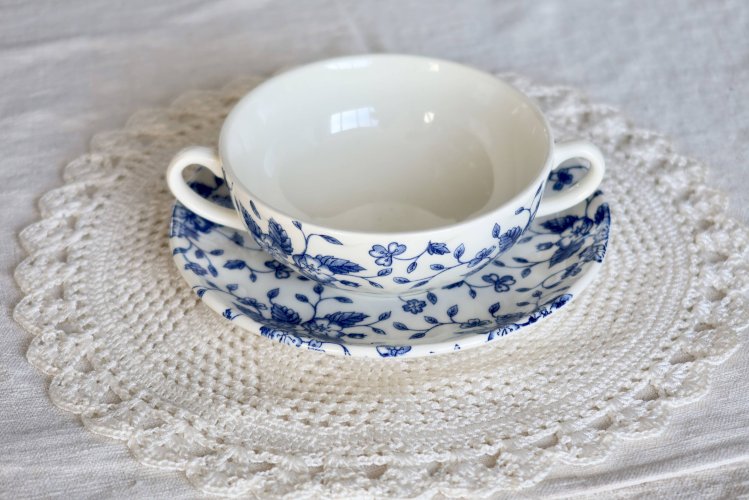 Tasse vintage double anses & sous-tasse – Royal Tudor “Bouquet” bleu