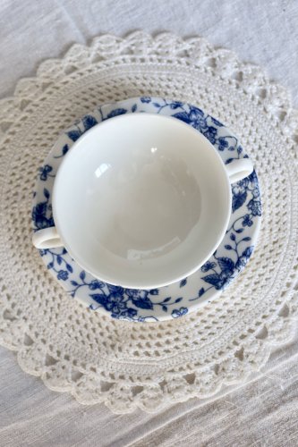 Tasse vintage double anses & sous-tasse – Royal Tudor “Bouquet” bleu