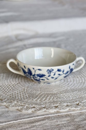 Tasse vintage double anses & sous-tasse – Royal Tudor “Bouquet” bleu