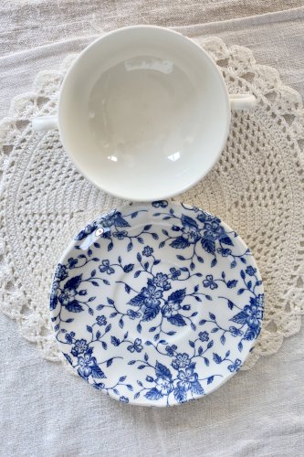 Tasse vintage double anses & sous-tasse – Royal Tudor “Bouquet” bleu