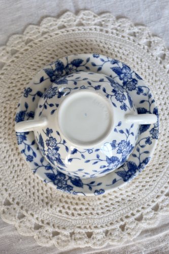 Tasse vintage double anses & sous-tasse – Royal Tudor “Bouquet” bleu