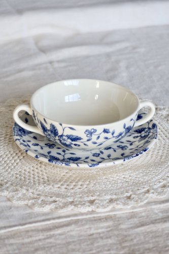 Tasse vintage double anses & sous-tasse – Royal Tudor “Bouquet” bleu