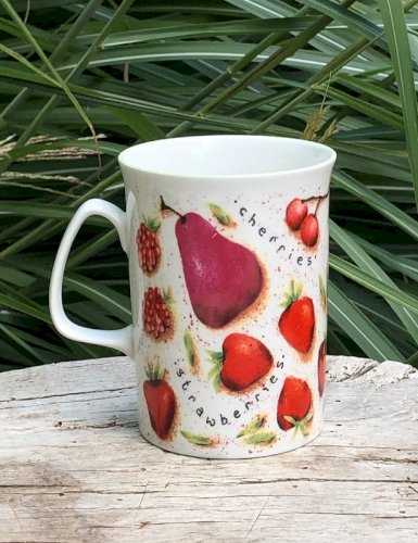 Tasse vintage en porcelaine Rose of England motifs fraises et framboises