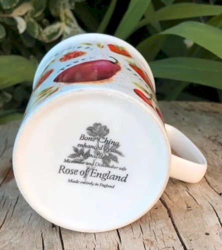 Tasse vintage en porcelaine Rose of England motifs fraises et framboises