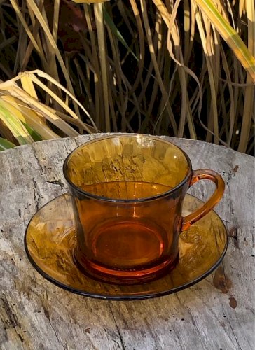 Tasses à café et soucoupes rétro vintage Duralex en verre ambré