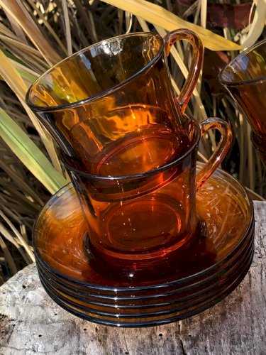 Tasses à café et soucoupes rétro vintage Duralex en verre ambré