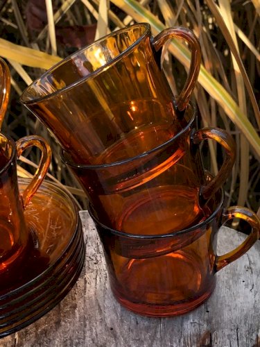 Tasses à café et soucoupes rétro vintage Duralex en verre ambré