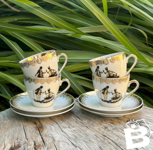Tasses à café et soucoupes rétro vintage en porcelaine