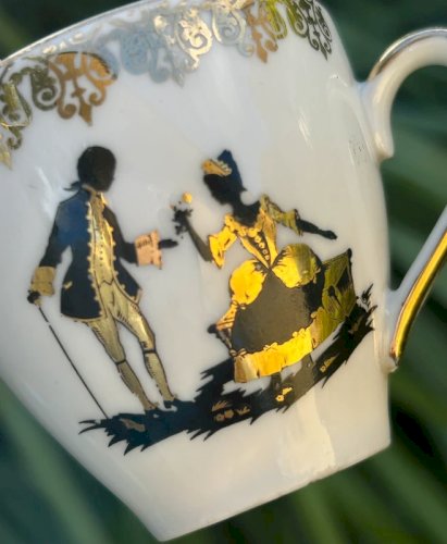 Tasses à café et soucoupes rétro vintage en porcelaine