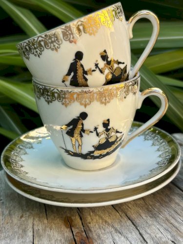Tasses à café et soucoupes rétro vintage en porcelaine