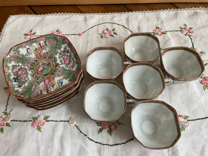Tasses à thé et sous-tasses en porcelaine de Canton, XXème 