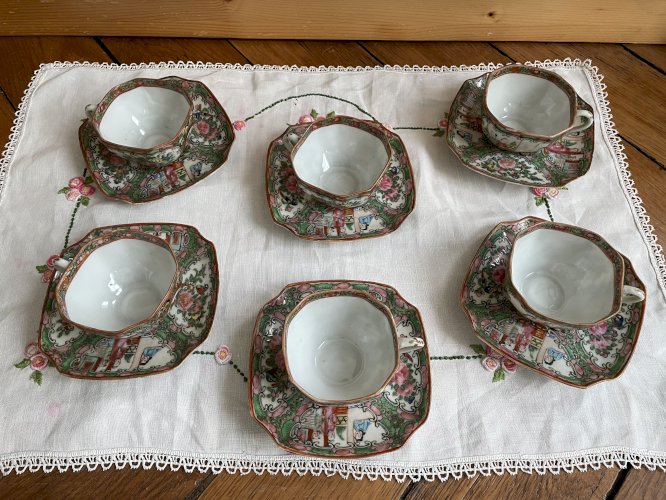 Tasses à thé et sous-tasses en porcelaine de Canton, XXème 