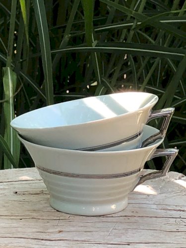 Tasses anciennes en porcelaine de Tchécoslovaquie modèle Suzanne