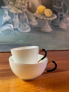 Tasses anciennes en porcelaine Pillivuyt