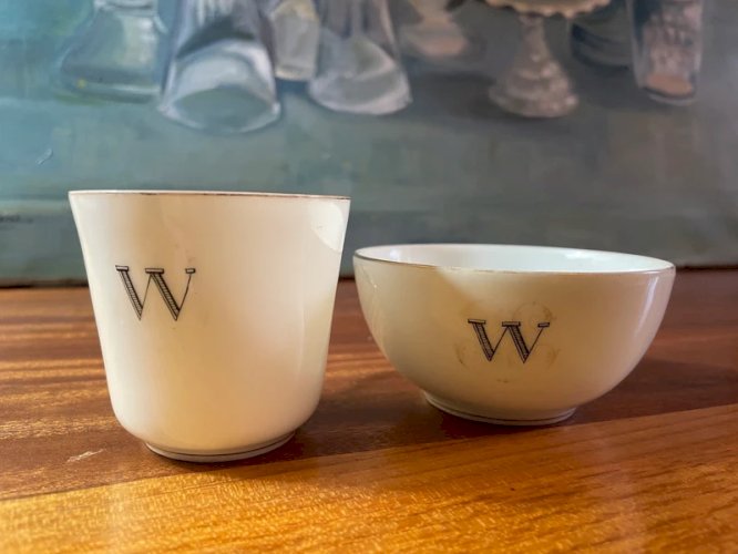 Tasses anciennes en porcelaine Pillivuyt