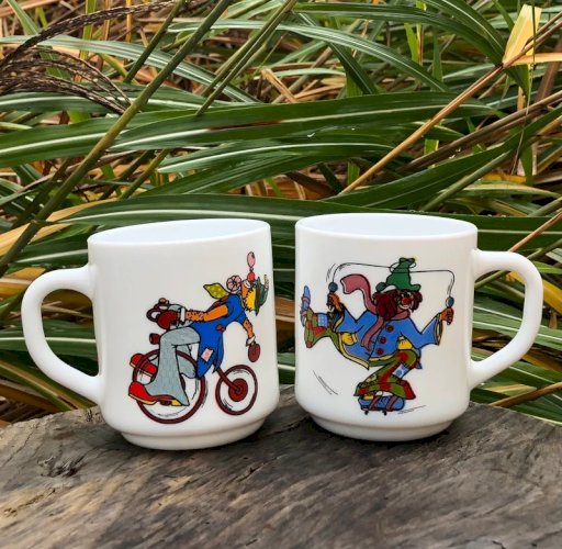 Tasses Arcopal vintage motifs clowns