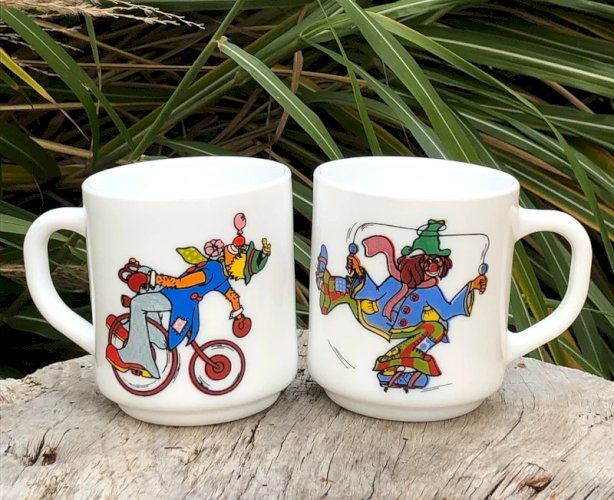 Tasses Arcopal vintage motifs clowns