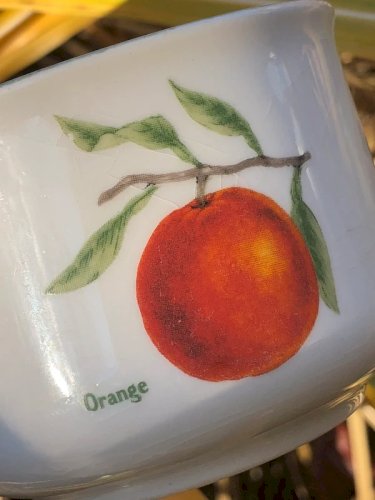 Tasses Carrigaline Pottery Ireland motifs fruits