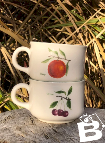 Tasses Carrigaline Pottery Ireland motifs fruits